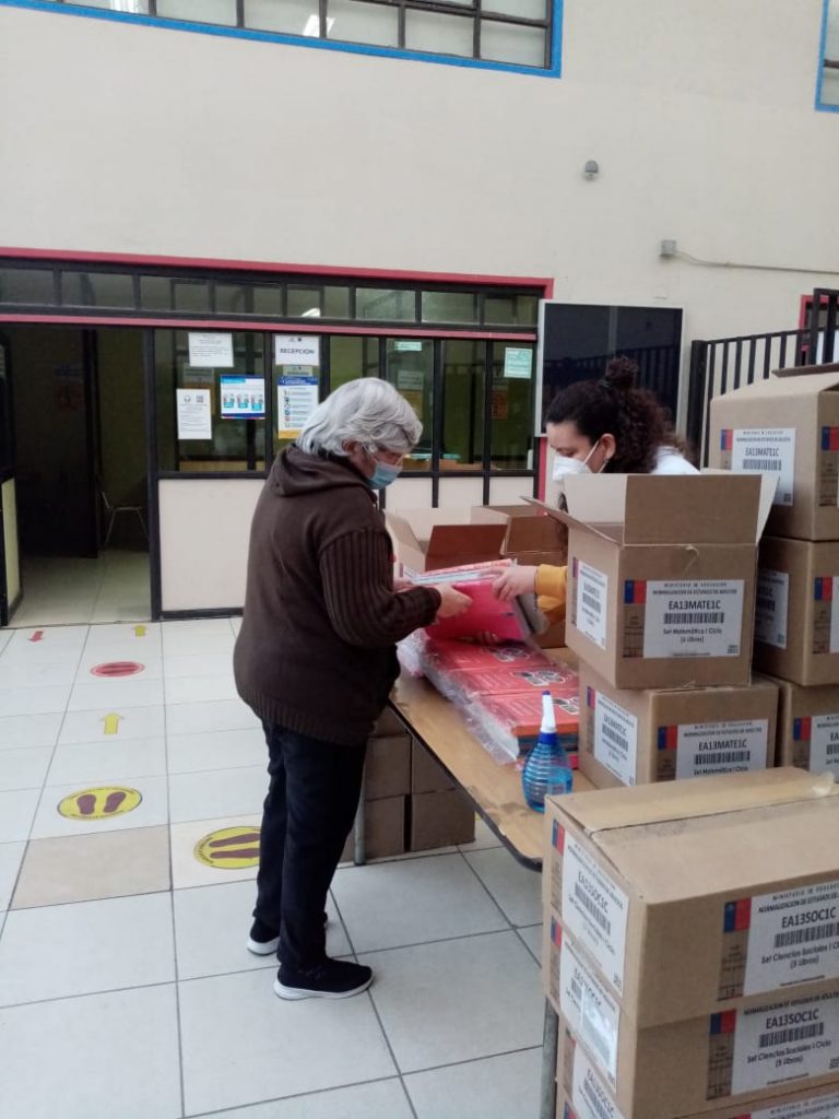 Lee más sobre el artículo Estudiantes de CreceChile en Santiago reciben sus textos de estudio
